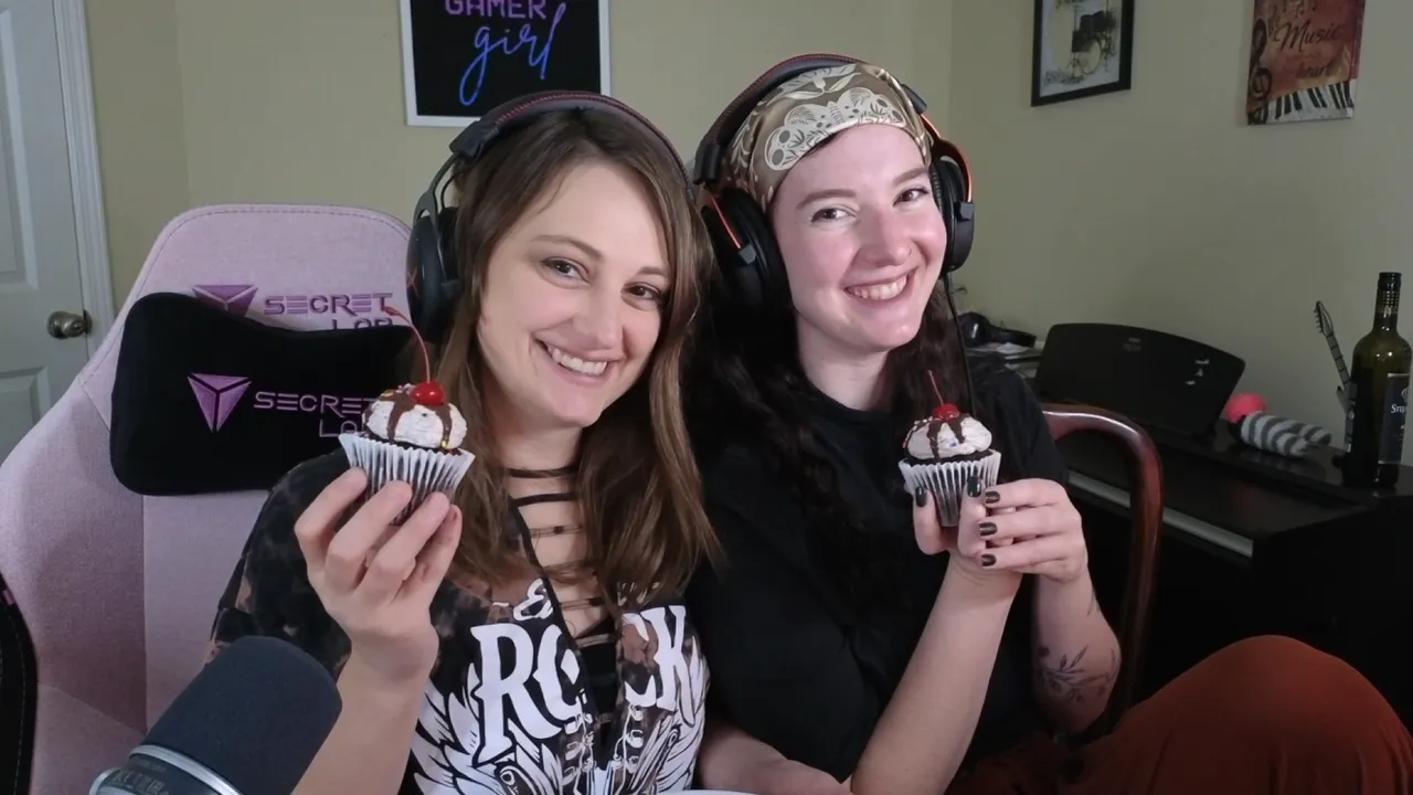 STREAMERS EATING CUPCAKES