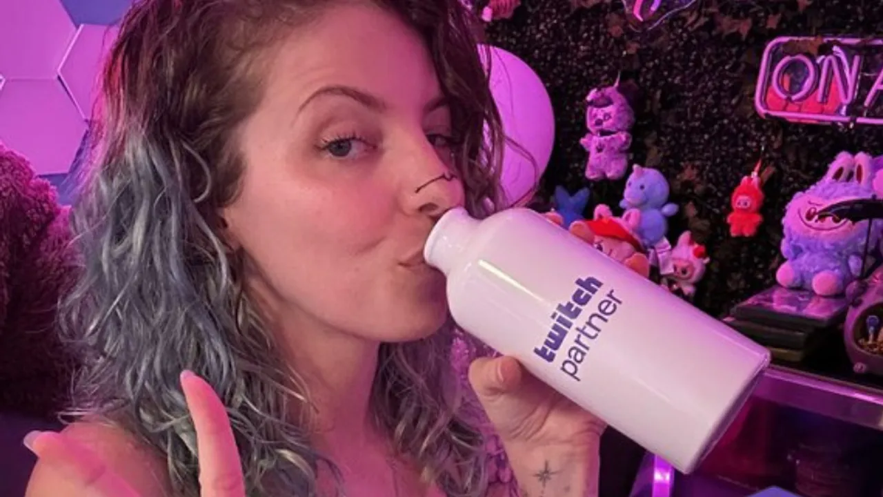 streamer with blue background makes partner